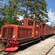 Un tren antiguo estacionado en los rieles
